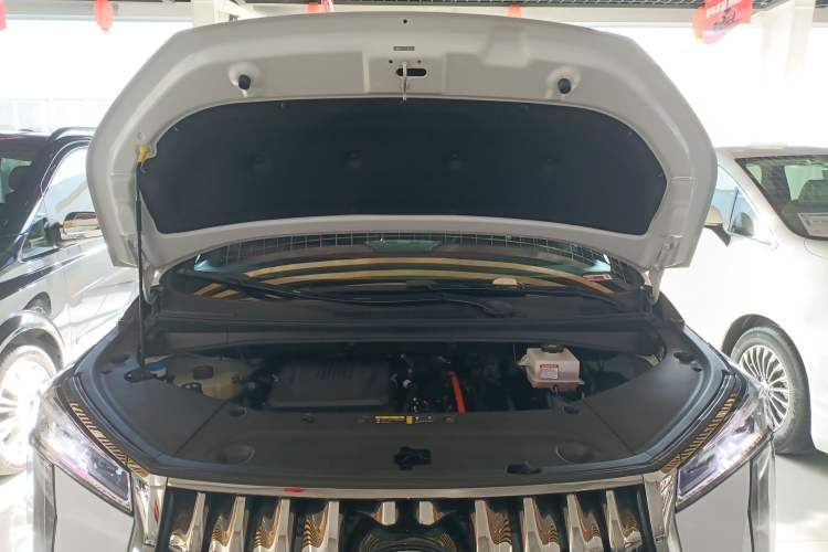 Used GAC Trumpchi M8 2023 Zongshi Series Dual-Motor Supreme Edition Engine Bay