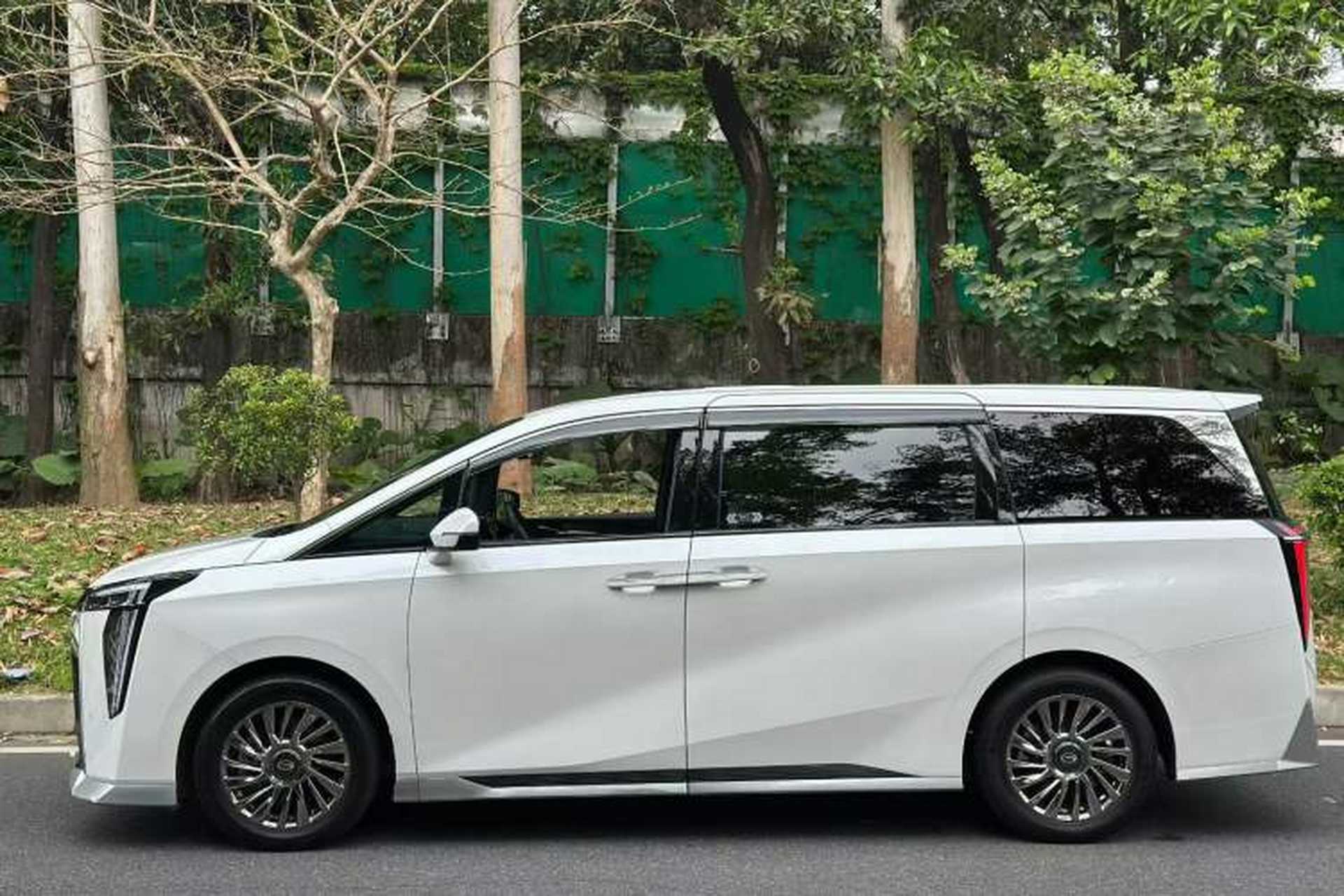 Used GAC Trumpchi M8 2023 Zongshi Series Dual-Motor Flagship Edition Exterior 2