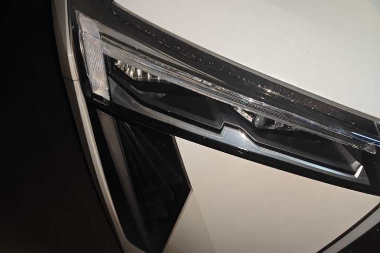 Used GAC Trumpchi M8 2023 Zongshi Series Dual-Motor YuZun Edition Right Front Headlight