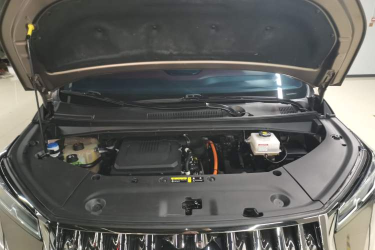Used GAC Trumpchi M8 2023 Zongshi Series Dual-Motor Flagship Edition Engine Bay
