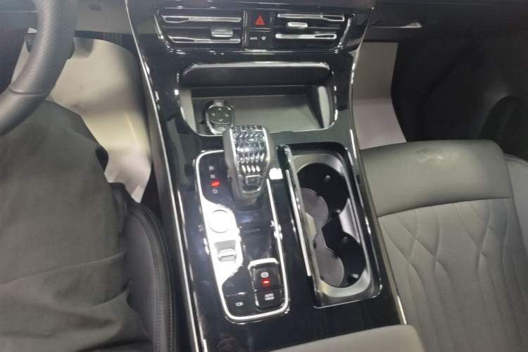 Used GAC Trumpchi M8 2024 Master Series 400T Prestige Edition Gear Lever