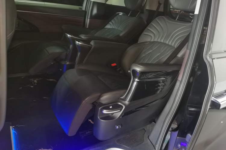 Used GAC Trumpchi M8 2024 Master Series 400T Prestige Edition Left Rear Seat