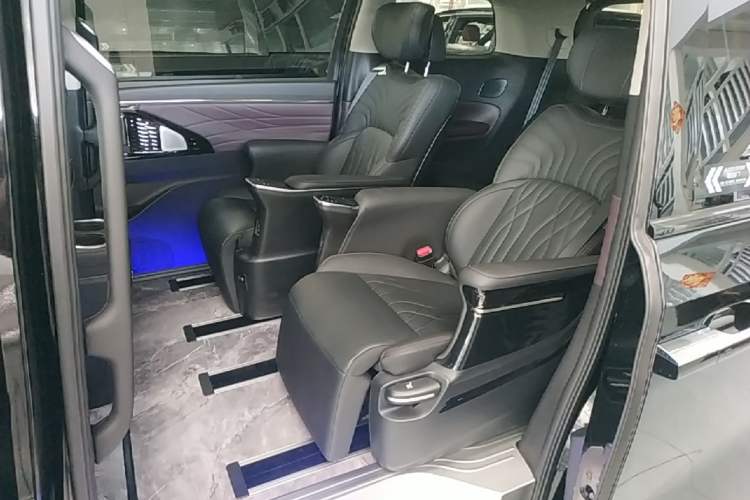 Used GAC Trumpchi M8 2024 Master Series Super Hybrid Edition Left Rear Seat