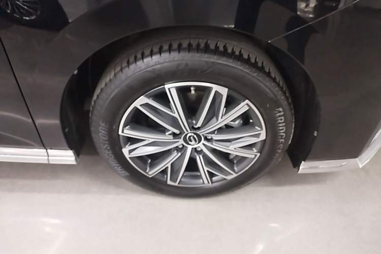Used GAC Trumpchi M8 2024 Master Series 400T Prestige Edition Right Front Wheel Hub