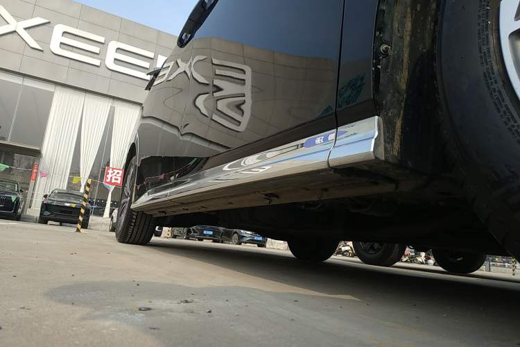 Used GAC Trumpchi M8 2024 Master Series 400T Prestige Edition Right Side Sill