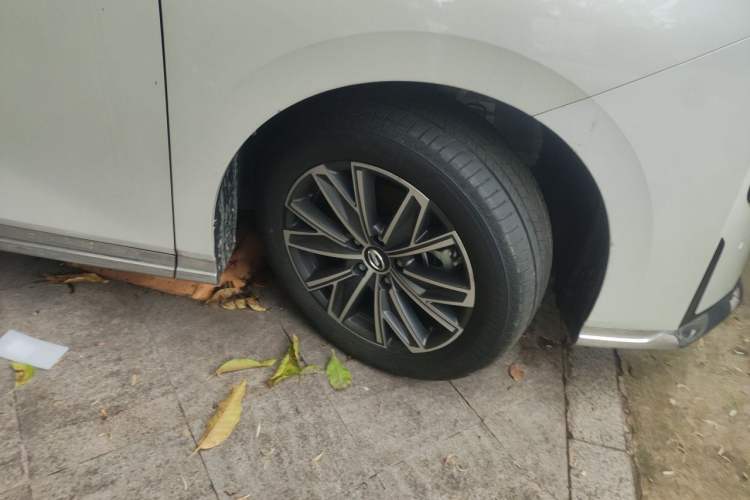Used GAC Trumpchi M8 2024 Master Series 400T Prestige Edition Right Front Wheel Hub