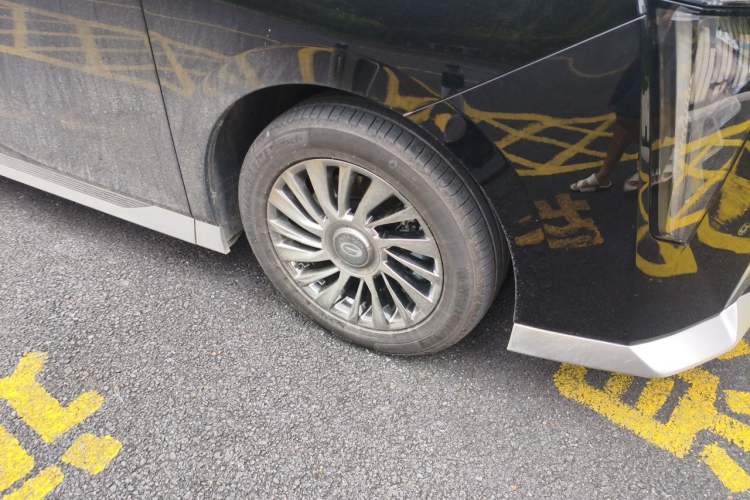 Used GAC Trumpchi M8 2025 Zongshi Series Super Hybrid Edition Right Front Wheel Hub