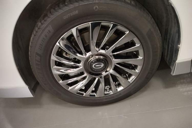 Used GAC Trumpchi M8 2025 Zongshi Series Super Hybrid Edition Left Front Wheel Hub