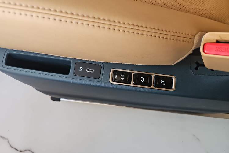 Used GAC Trumpchi E8 2024 Honor Series 2.0L Honor Edition Interior 2