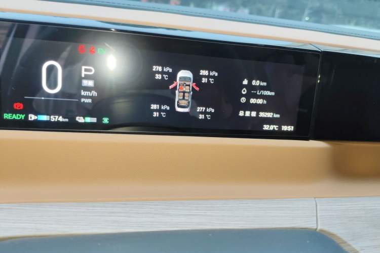 Used GAC Trumpchi E8 2024 Honor Series 2.0L Honor Edition Odometer Close Up