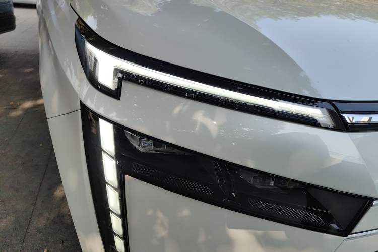 Used GAC Trumpchi E8 2024 Honor Series 2.0L Honor Edition Right Front Headlight