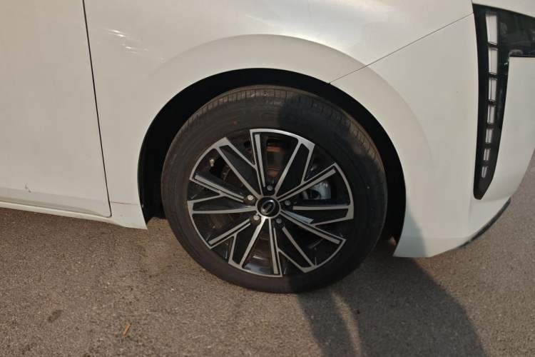 Used GAC Trumpchi E8 2024 Honor Series 2.0L Honor Edition Right Front Wheel Hub