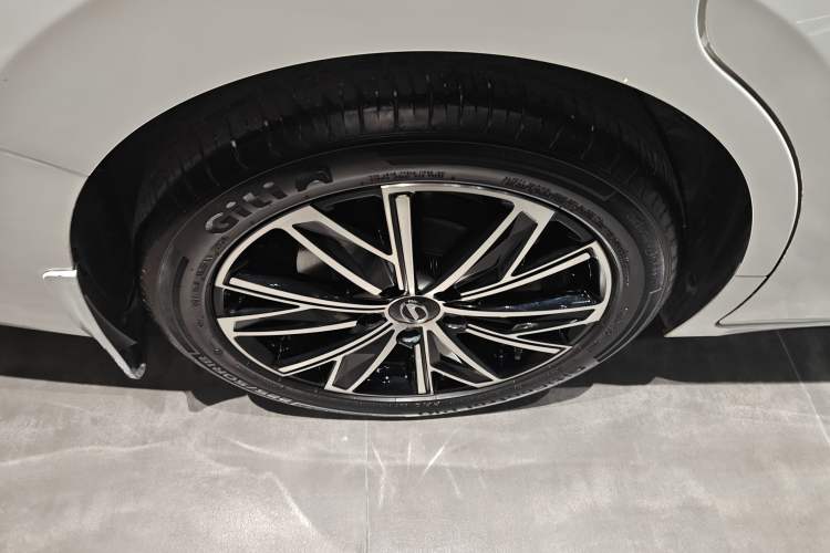 Used GAC Trumpchi E8 2024 Honor Series 2.0L Honor Edition Right Rear Wheel Hub