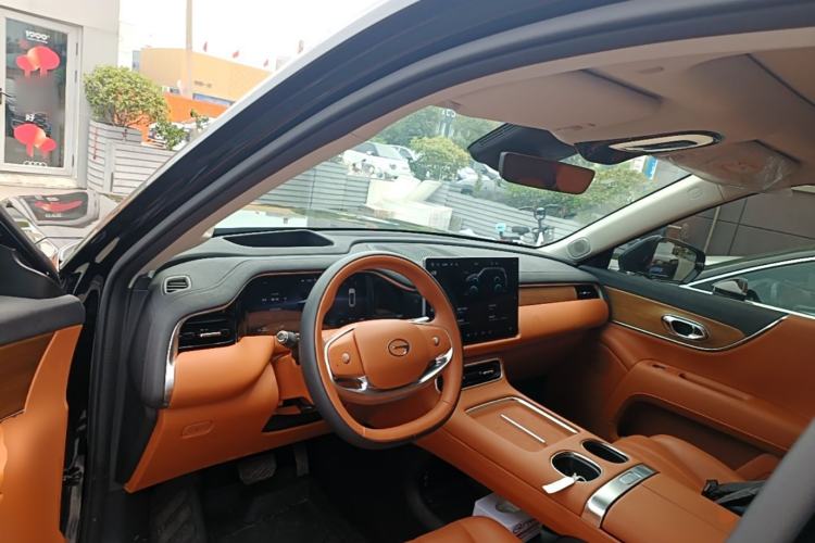 Used GAC Trumpchi S9 2025 Model Qiankun Ultra 6-Seater Center Console