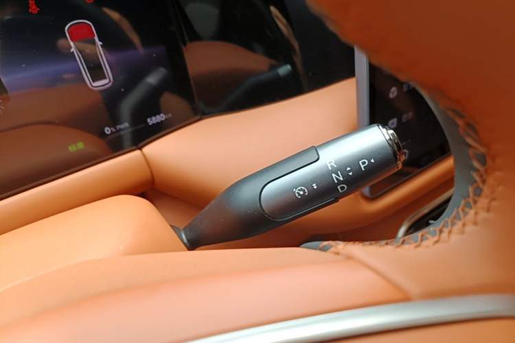 Used GAC Trumpchi S9 2025 Model Qiankun Ultra 6-Seater Gear Lever