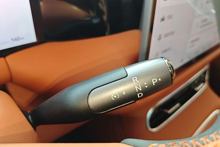 Used GAC Trumpchi S9 2025 Model Qiankun Ultra 5-Seater Gear Lever