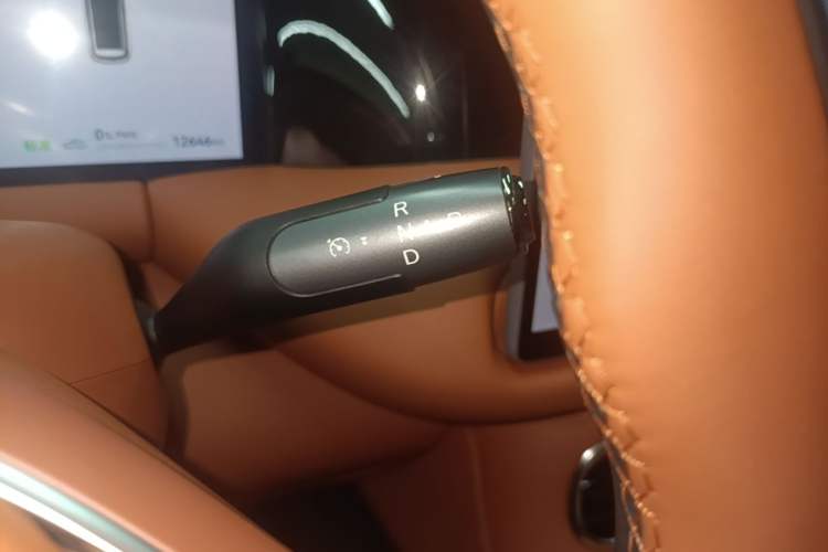 Used GAC Trumpchi S9 2025 Model Qiankun Ultra 6-Seater Gear Lever