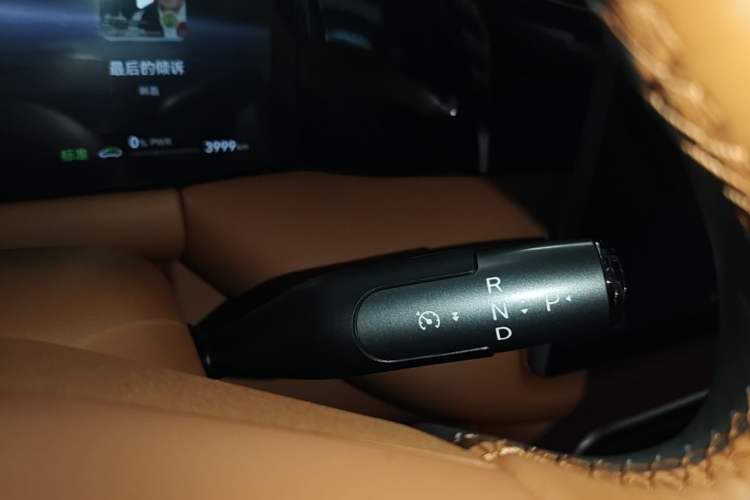 Used GAC Trumpchi S9 2025 Model Qiankun Ultra 6-Seater Gear Lever