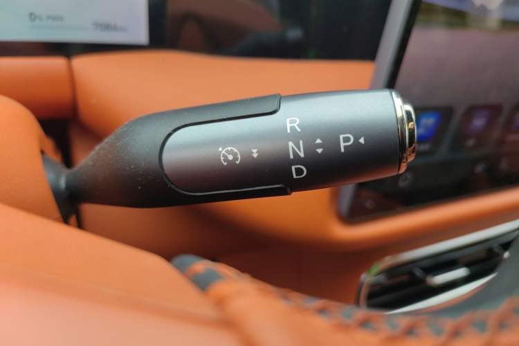 Used GAC Trumpchi S9 2025 Model Qiankun Ultra 6-Seater Gear Lever