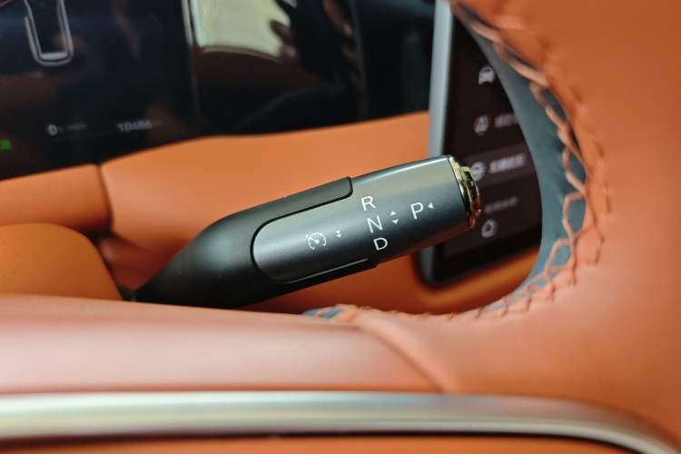 Used GAC Trumpchi S9 2025 Model Qiankun Ultra 6-Seater Gear Lever