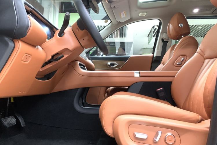 Used GAC Trumpchi S9 2025 Model Qiankun Ultra 6-Seater Interior 2