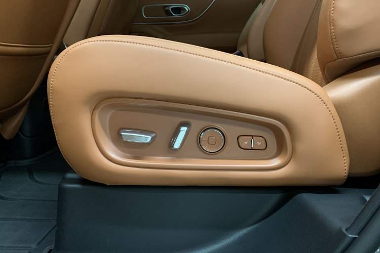 Used GAC Trumpchi S9 2025 Model Qiankun Ultra 6-Seater Interior 5