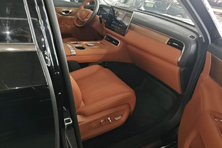 Used GAC Trumpchi S9 2025 Model Qiankun Ultra 6-Seater Right Front Seat