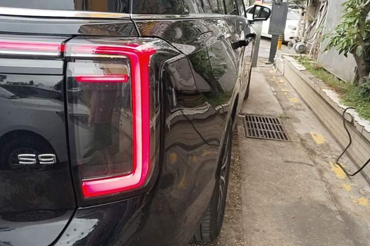 Used GAC Trumpchi S9 2025 Model Qiankun Ultra 6-Seater Right Rear Taillight