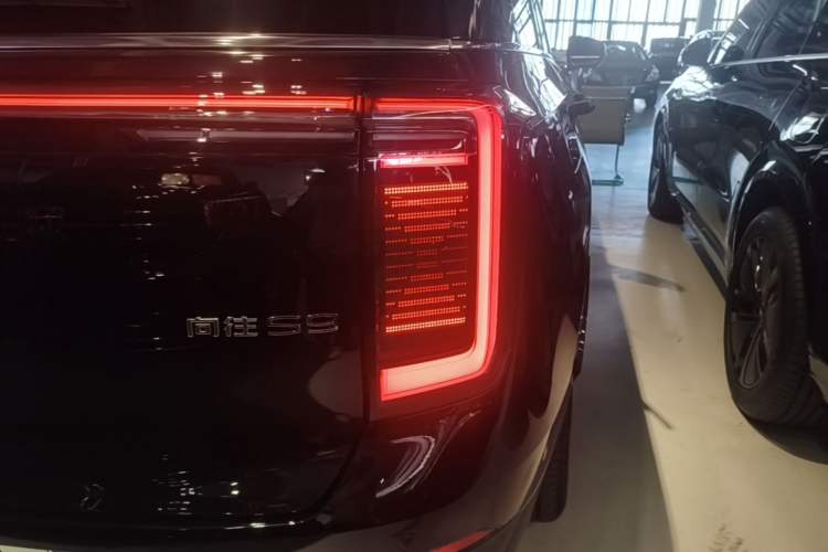 Used GAC Trumpchi S9 2025 Model Qiankun Ultra 6-Seater Right Rear Taillight