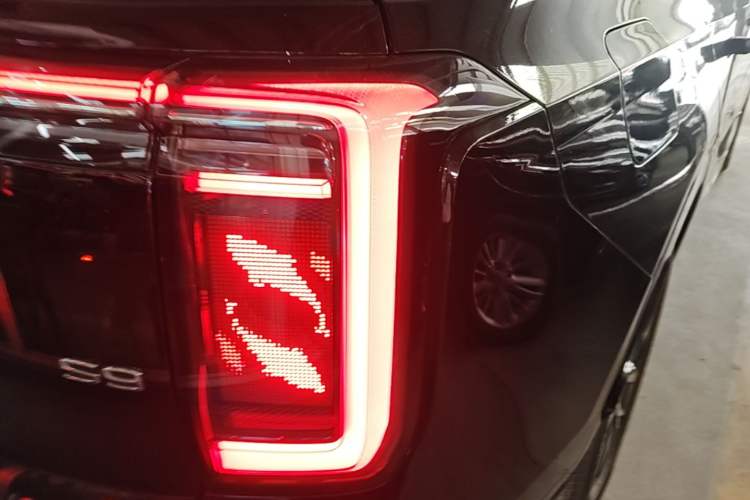 Used GAC Trumpchi S9 2025 Model Qiankun Ultra 6-Seater Right Rear Taillight