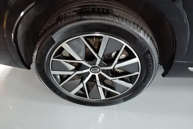Used GAC Trumpchi S9 2025 Model Qiankun Ultra 6-Seater Right Rear Wheel Hub