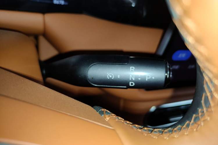 Used GAC Trumpchi S9 2025 Model Qiankun Ultra 6-Seater Gear Lever