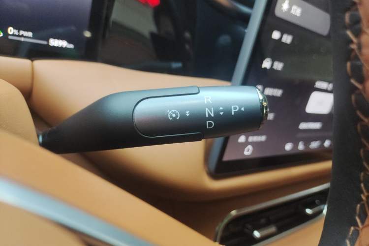 Used GAC Trumpchi S9 2025 Model Qiankun Ultra 6-Seater Gear Lever