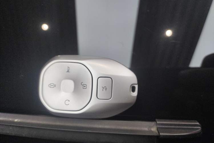 Used GAC Trumpchi S9 2025 Model Qiankun Ultra 6-Seater Interior 1