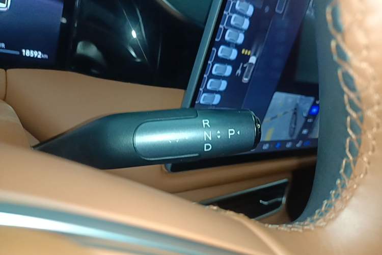 Used GAC Trumpchi S9 2025 Model Qiankun Ultra 6-Seater Gear Lever