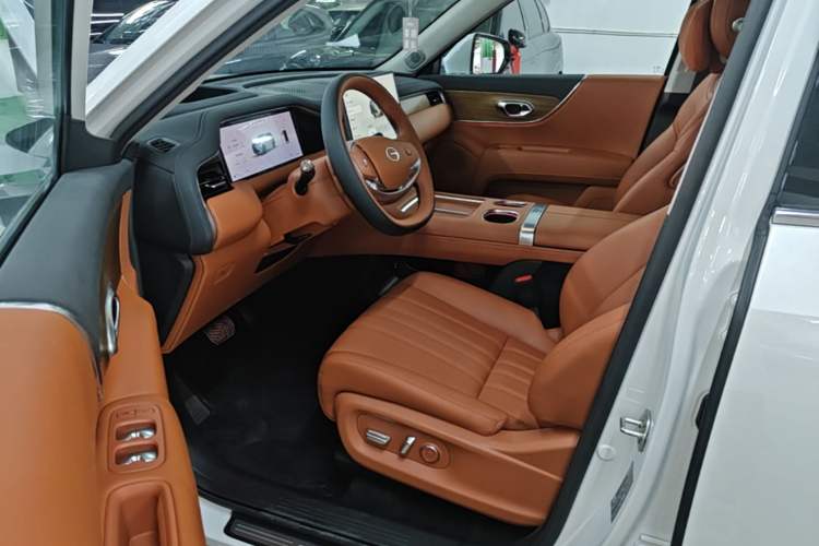 Used GAC Trumpchi S9 2025 Model Qiankun Ultra 6-Seater Driver Seat