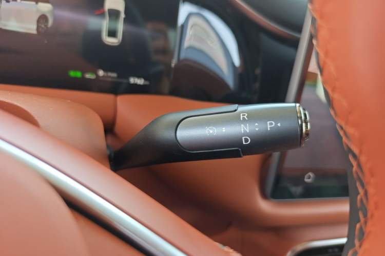 Used GAC Trumpchi S9 2025 Model Qiankun Ultra 6-Seater Gear Lever