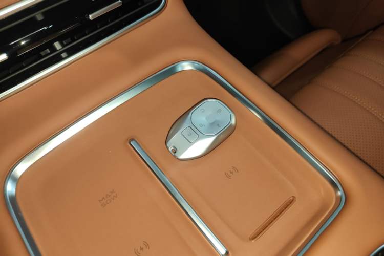 Used GAC Trumpchi S9 2025 Model Qiankun Ultra 6-Seater Interior 1