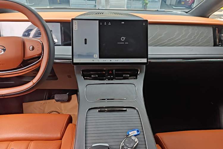Used GAC Trumpchi Xiangwang M8 2025 Kunkun Series Ultra First-Class Cabin Audio And AC Panel