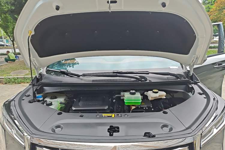 Used GAC Trumpchi Xiangwang M8 2025 Kunkun Series Ultra First-Class Cabin Engine Bay
