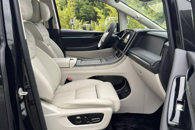 Used GAC Trumpchi Xiangwang M8 2025 Kunkun Series Ultra First-Class Cabin Interior 10