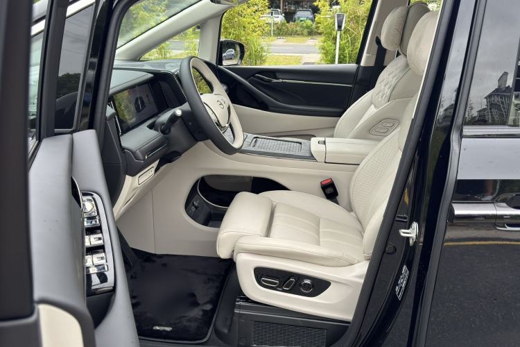Used GAC Trumpchi Xiangwang M8 2025 Kunkun Series Ultra First-Class Cabin Interior 2
