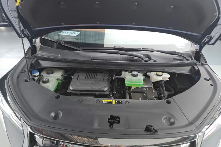 Used GAC Trumpchi Xiangwang M8 2025 Qiankun Series Pro Comfort Cabin Engine Bay
