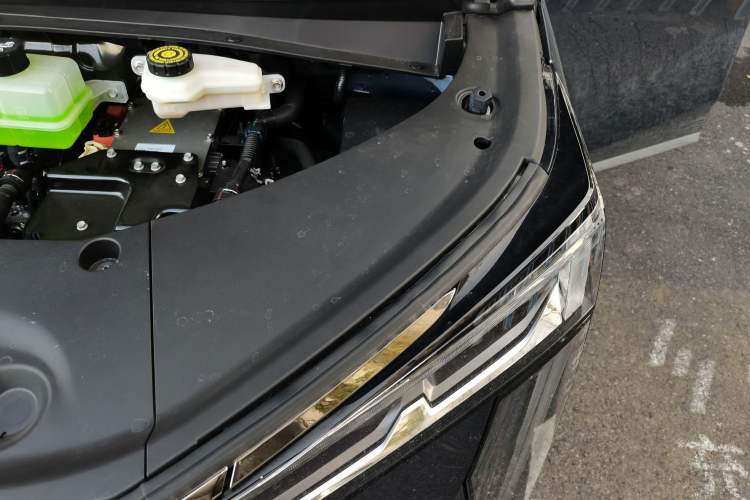 Used GAC Trumpchi Xiangwang M8 2025 Model HarmonyOS Cockpit Edition Engine Bay Left