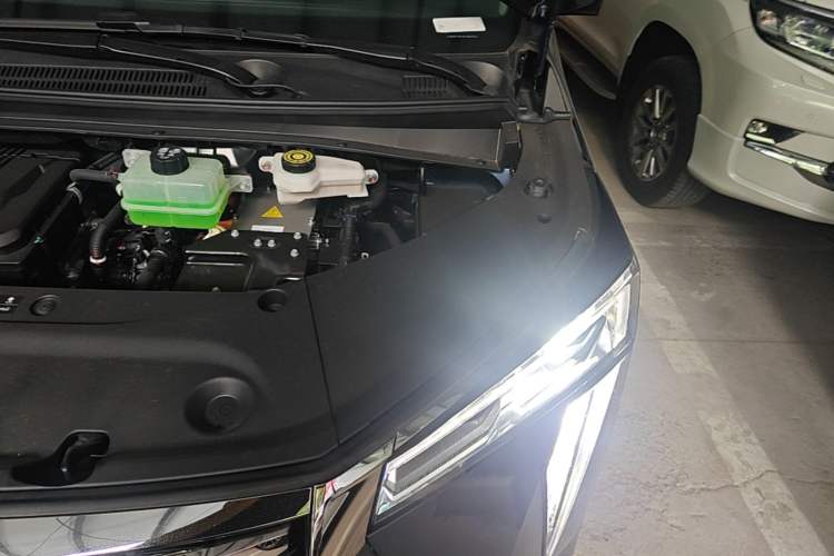 Used GAC Trumpchi Xiangwang M8 2025 Kunkun Series Ultra First-Class Cabin Engine Bay Left