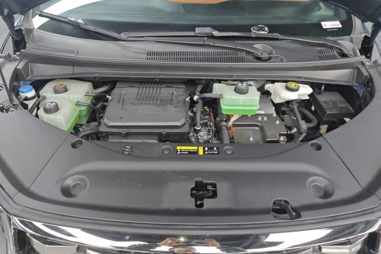 Used GAC Trumpchi Xiangwang M8 2025 Qiankun Series Pro Comfort Cabin Engine Bay