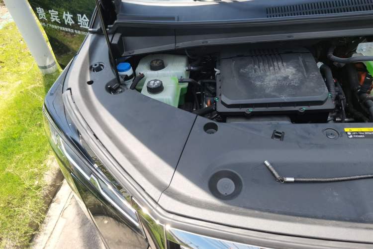 Used GAC Trumpchi Xiangwang M8 2025 Kunkun Series Ultra First-Class Cabin Engine Bay Right