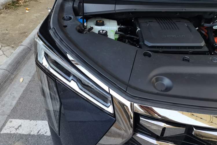 Used GAC Trumpchi Xiangwang M8 2025 Model HarmonyOS Cockpit Edition Engine Bay Right