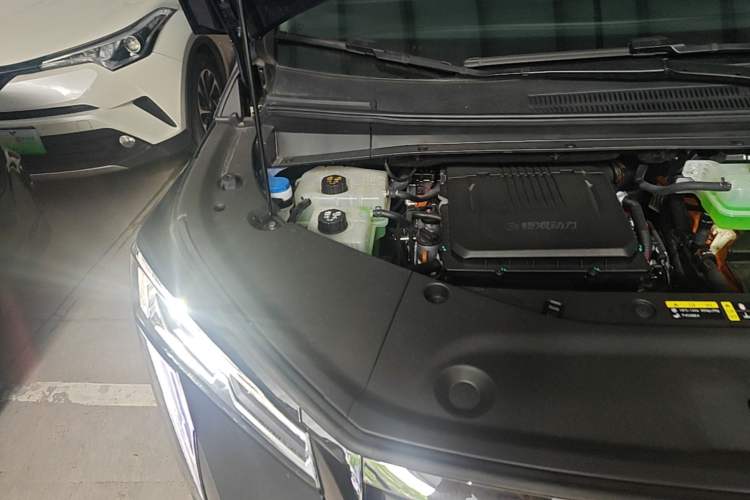 Used GAC Trumpchi Xiangwang M8 2025 Kunkun Series Ultra First-Class Cabin Engine Bay Right