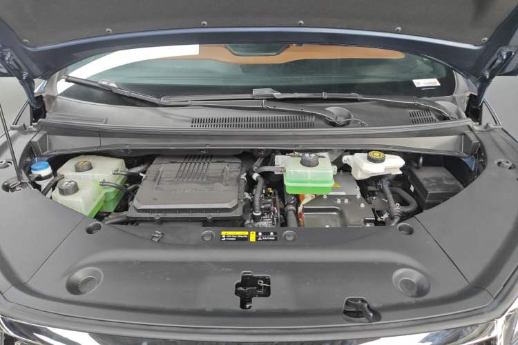 Used GAC Trumpchi Xiangwang M8 2025 Qiankun Series Pro Comfort Cabin Engine Bay